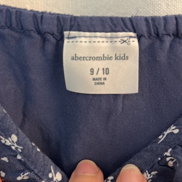 Size 9/10 Abercrombie Kids Blue and White romper - Picture 6 of 6